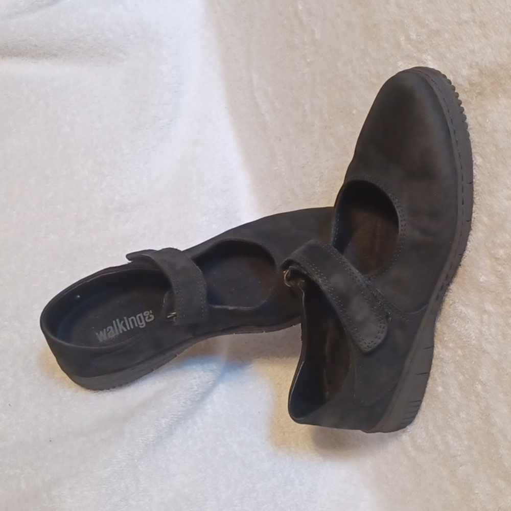 WALKING CO.  Mary Jane's women's size 38 black
